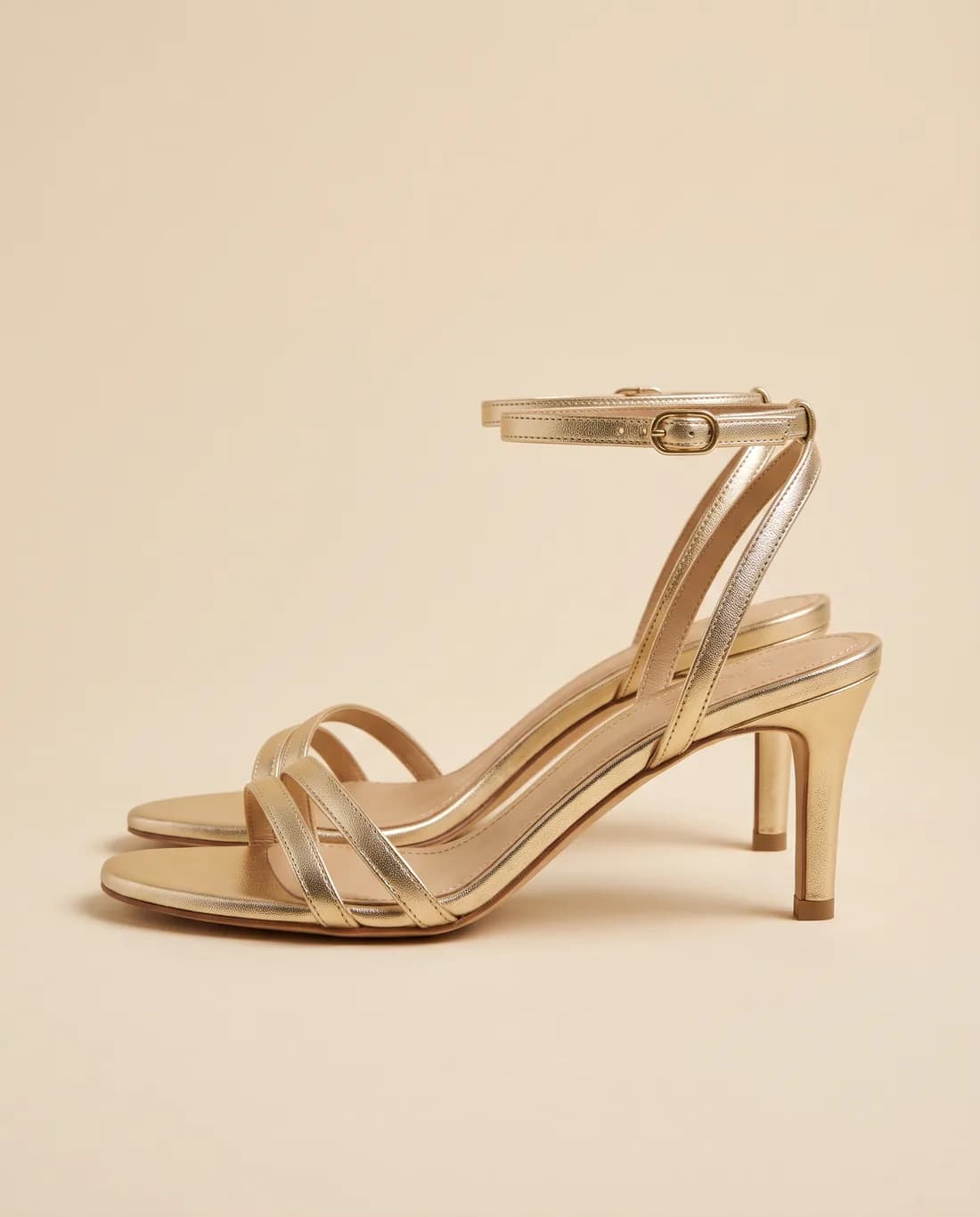 Sandales à brides dorées